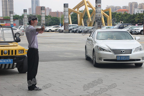 廣州物業(yè)保安公司新聞：該怎樣避免“開車門”事故？