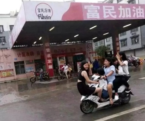 廣西5個(gè)少女共騎一輛摩托車行駛，東莞保安公司威遠(yuǎn)保安也驚呆